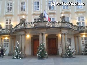 [P10] Castelul Praghez de Craciun - balcon decorat in aripa noua » foto by Pragheza_Gotica
 - 
<span class="allrVoted glyphicon glyphicon-heart hidden" id="av487796"></span>
<a class="m-l-10 hidden" id="sv487796" onclick="voting_Foto_DelVot(,487796,21775)" role="button">șterge vot <span class="glyphicon glyphicon-remove"></span></a>
<a id="v9487796" class=" c-red"  onclick="voting_Foto_SetVot(487796)" role="button"><span class="glyphicon glyphicon-heart-empty"></span> <b>LIKE</b> = Votează poza</a> <img class="hidden"  id="f487796W9" src="/imagini/loader.gif" border="0" /><span class="AjErrMes hidden" id="e487796ErM"></span>
