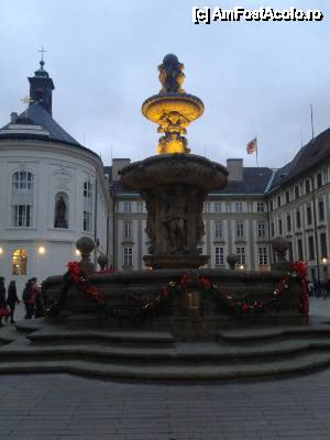 [P07] Praga de Craciun - Fantana Leilor, din a II-a curte interioara a Castelului Praghez, cu ghirlande de brad » foto by Pragheza_Gotica
 - 
<span class="allrVoted glyphicon glyphicon-heart hidden" id="av487793"></span>
<a class="m-l-10 hidden" id="sv487793" onclick="voting_Foto_DelVot(,487793,21775)" role="button">șterge vot <span class="glyphicon glyphicon-remove"></span></a>
<a id="v9487793" class=" c-red"  onclick="voting_Foto_SetVot(487793)" role="button"><span class="glyphicon glyphicon-heart-empty"></span> <b>LIKE</b> = Votează poza</a> <img class="hidden"  id="f487793W9" src="/imagini/loader.gif" border="0" /><span class="AjErrMes hidden" id="e487793ErM"></span>