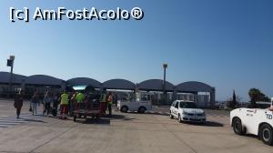 [P11] Se încarcă bagajele la plecarea din Paphos » foto by irinad
 - 
<span class="allrVoted glyphicon glyphicon-heart hidden" id="av961478"></span>
<a class="m-l-10 hidden" id="sv961478" onclick="voting_Foto_DelVot(,961478,21811)" role="button">șterge vot <span class="glyphicon glyphicon-remove"></span></a>
<a id="v9961478" class=" c-red"  onclick="voting_Foto_SetVot(961478)" role="button"><span class="glyphicon glyphicon-heart-empty"></span> <b>LIKE</b> = Votează poza</a> <img class="hidden"  id="f961478W9" src="/imagini/loader.gif" border="0" /><span class="AjErrMes hidden" id="e961478ErM"></span>