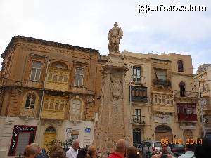 [P13] Birgu - În centrul vechiului oraş, ascultând expunerea ghidului.  » foto by iulianic
 - 
<span class="allrVoted glyphicon glyphicon-heart hidden" id="av574780"></span>
<a class="m-l-10 hidden" id="sv574780" onclick="voting_Foto_DelVot(,574780,21814)" role="button">șterge vot <span class="glyphicon glyphicon-remove"></span></a>
<a id="v9574780" class=" c-red"  onclick="voting_Foto_SetVot(574780)" role="button"><span class="glyphicon glyphicon-heart-empty"></span> <b>LIKE</b> = Votează poza</a> <img class="hidden"  id="f574780W9" src="/imagini/loader.gif" border="0" /><span class="AjErrMes hidden" id="e574780ErM"></span>