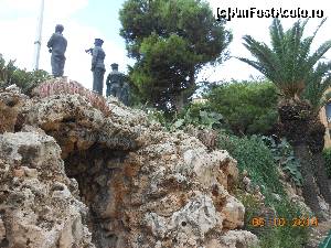 P06 [OCT-2014] Birgu - Freedom Monument, grupul statuar care comemorează retragerea forţelor militare britanice la 31 martie 1979. 