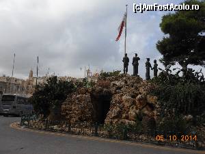 [P07] Birgu - Freedom Monument, grupul statuar care comemorează retragerea forţelor militare britanice la 31 martie 1979.  » foto by iulianic
 - 
<span class="allrVoted glyphicon glyphicon-heart hidden" id="av574774"></span>
<a class="m-l-10 hidden" id="sv574774" onclick="voting_Foto_DelVot(,574774,21814)" role="button">șterge vot <span class="glyphicon glyphicon-remove"></span></a>
<a id="v9574774" class=" c-red"  onclick="voting_Foto_SetVot(574774)" role="button"><span class="glyphicon glyphicon-heart-empty"></span> <b>LIKE</b> = Votează poza</a> <img class="hidden"  id="f574774W9" src="/imagini/loader.gif" border="0" /><span class="AjErrMes hidden" id="e574774ErM"></span>