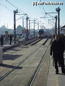 [P24] In statie asteptam Tramvaiul. E important sa stam pe peronul corect pentru a merge in directia dorita. tramvaiele circula pe dreapta. Tramvaiul din imagine tocmai trecea Podul Galata si venea in directia Kabataş. » foto by TraianS
 - 
<span class="allrVoted glyphicon glyphicon-heart hidden" id="av315901"></span>
<a class="m-l-10 hidden" id="sv315901" onclick="voting_Foto_DelVot(,315901,21951)" role="button">șterge vot <span class="glyphicon glyphicon-remove"></span></a>
<a id="v9315901" class=" c-red"  onclick="voting_Foto_SetVot(315901)" role="button"><span class="glyphicon glyphicon-heart-empty"></span> <b>LIKE</b> = Votează poza</a> <img class="hidden"  id="f315901W9" src="/imagini/loader.gif" border="0" /><span class="AjErrMes hidden" id="e315901ErM"></span>