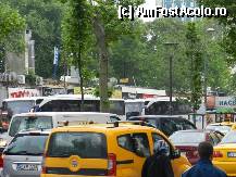 [P58] Stopurile autobuzelor Havataş, in piata Taksim. Unul pleaca inspre Aeroportul Ataturk celalalt inspre aeroportul Sabiha. Plecarile sunt din jumatate in jumatate de ora. » foto by TraianS
 - 
<span class="allrVoted glyphicon glyphicon-heart hidden" id="av321284"></span>
<a class="m-l-10 hidden" id="sv321284" onclick="voting_Foto_DelVot(,321284,21951)" role="button">șterge vot <span class="glyphicon glyphicon-remove"></span></a>
<a id="v9321284" class=" c-red"  onclick="voting_Foto_SetVot(321284)" role="button"><span class="glyphicon glyphicon-heart-empty"></span> <b>LIKE</b> = Votează poza</a> <img class="hidden"  id="f321284W9" src="/imagini/loader.gif" border="0" /><span class="AjErrMes hidden" id="e321284ErM"></span>