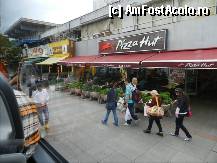 P59 [JAN-2012] Stopul autobuzelor Havataş, in fata la Pizza Hut. Poza facuta din autobuz. Taksim.
Stopurile Havaş, sunt putin mai sus inspre McDonalds.