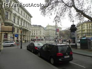 [P13] Pe trotuar, în fața hotelului. În centrul imaginii se vede elegantul Hotel Imperial. În dreapta imaginii e clădirea care găzduiește la parter Café Schwarzenberg. Clădirea din stînga e TGI Fridays. Tramvaiul din stînga e D sau 71 și tocmai iese din stația Schwarzenbergplatz către Ring. » foto by abancor
 - 
<span class="allrVoted glyphicon glyphicon-heart hidden" id="av858436"></span>
<a class="m-l-10 hidden" id="sv858436" onclick="voting_Foto_DelVot(,858436,21961)" role="button">șterge vot <span class="glyphicon glyphicon-remove"></span></a>
<a id="v9858436" class=" c-red"  onclick="voting_Foto_SetVot(858436)" role="button"><span class="glyphicon glyphicon-heart-empty"></span> <b>LIKE</b> = Votează poza</a> <img class="hidden"  id="f858436W9" src="/imagini/loader.gif" border="0" /><span class="AjErrMes hidden" id="e858436ErM"></span>