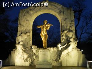 [P16] Imagine din Stadtpark. Monumentul lui Johann Strauss fiul. Prin preajmă e și statuia lui Schubert (ar fi fost mai potrivită, dar nu am poză cu ea). » foto by abancor
 - 
<span class="allrVoted glyphicon glyphicon-heart hidden" id="av858439"></span>
<a class="m-l-10 hidden" id="sv858439" onclick="voting_Foto_DelVot(,858439,21961)" role="button">șterge vot <span class="glyphicon glyphicon-remove"></span></a>
<a id="v9858439" class=" c-red"  onclick="voting_Foto_SetVot(858439)" role="button"><span class="glyphicon glyphicon-heart-empty"></span> <b>LIKE</b> = Votează poza</a> <img class="hidden"  id="f858439W9" src="/imagini/loader.gif" border="0" /><span class="AjErrMes hidden" id="e858439ErM"></span>