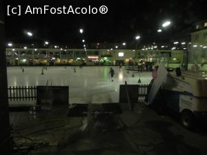 [P17] O seară la patinoar. Zona de plimbare e destul de liberă, dar în dreapta se desfășoară un meci de hochei amator.  » foto by abancor
 - 
<span class="allrVoted glyphicon glyphicon-heart hidden" id="av858440"></span>
<a class="m-l-10 hidden" id="sv858440" onclick="voting_Foto_DelVot(,858440,21961)" role="button">șterge vot <span class="glyphicon glyphicon-remove"></span></a>
<a id="v9858440" class=" c-red"  onclick="voting_Foto_SetVot(858440)" role="button"><span class="glyphicon glyphicon-heart-empty"></span> <b>LIKE</b> = Votează poza</a> <img class="hidden"  id="f858440W9" src="/imagini/loader.gif" border="0" /><span class="AjErrMes hidden" id="e858440ErM"></span>