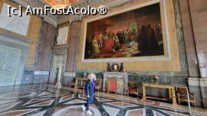 [P20] Initial a fost folosita ca si sala de mese a familiei regale, insa a fost transformata intr-o sala a tronului in timpul dominatiei franceze, cand rege a fost Joachim Murat, casatorit cu sora mica a lui Napoleon, Caroline Bonaparte. Pe semineu exista o sculptura ce reprezinta chipul din profil a lui Joachim Murat, inspirat din perioada romanilor. Pictura reprezinta abdicarea de pe tron a lui Carol al III-lea, in favoarea fiului sau, Ferdinand. » foto by geani anto
 - 
<span class="allrVoted glyphicon glyphicon-heart hidden" id="av1411089"></span>
<a class="m-l-10 hidden" id="sv1411089" onclick="voting_Foto_DelVot(,1411089,21978)" role="button">șterge vot <span class="glyphicon glyphicon-remove"></span></a>
<a id="v91411089" class=" c-red"  onclick="voting_Foto_SetVot(1411089)" role="button"><span class="glyphicon glyphicon-heart-empty"></span> <b>LIKE</b> = Votează poza</a> <img class="hidden"  id="f1411089W9" src="/imagini/loader.gif" border="0" /><span class="AjErrMes hidden" id="e1411089ErM"></span>