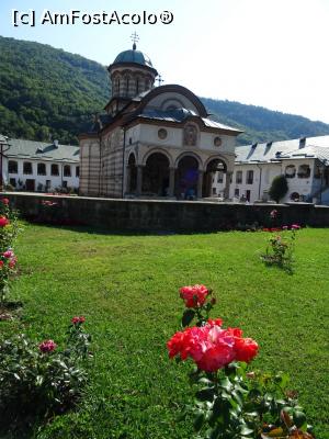 [P01] Biserica Mănăstirii Cozia - din spatele lăcașului se pleacă în croazieră pe Olt. » foto by tata123 🔱
 - 
<span class="allrVoted glyphicon glyphicon-heart hidden" id="av1250002"></span>
<a class="m-l-10 hidden" id="sv1250002" onclick="voting_Foto_DelVot(,1250002,22122)" role="button">șterge vot <span class="glyphicon glyphicon-remove"></span></a>
<a id="v91250002" class=" c-red"  onclick="voting_Foto_SetVot(1250002)" role="button"><span class="glyphicon glyphicon-heart-empty"></span> <b>LIKE</b> = Votează poza</a> <img class="hidden"  id="f1250002W9" src="/imagini/loader.gif" border="0" /><span class="AjErrMes hidden" id="e1250002ErM"></span>