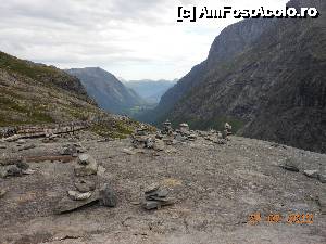 P11 [JUL-2013] Ruta de Aur - Drumul Trolilor, la popasul turistic, piramide din pietre, dialogul turiştilor cu trolii. 