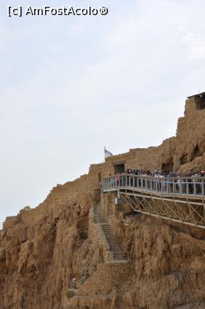 [P07] Pe aceasta pasarela, turistii se duc si se intorc de la Cetatea Masada – ultimul refugiu al rezistenței antiromane a iudeilor.  » foto by Diaura*
 - 
<span class="allrVoted glyphicon glyphicon-heart hidden" id="av1059553"></span>
<a class="m-l-10 hidden" id="sv1059553" onclick="voting_Foto_DelVot(,1059553,22151)" role="button">șterge vot <span class="glyphicon glyphicon-remove"></span></a>
<a id="v91059553" class=" c-red"  onclick="voting_Foto_SetVot(1059553)" role="button"><span class="glyphicon glyphicon-heart-empty"></span> <b>LIKE</b> = Votează poza</a> <img class="hidden"  id="f1059553W9" src="/imagini/loader.gif" border="0" /><span class="AjErrMes hidden" id="e1059553ErM"></span>