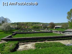 [P15] Încă se văd urmele săpăturilor arheologice; în dreapta construcția care adăpostește sistemul de încălzire - Castrul Jidova.  » foto by tata123 🔱
 - 
<span class="allrVoted glyphicon glyphicon-heart hidden" id="av967739"></span>
<a class="m-l-10 hidden" id="sv967739" onclick="voting_Foto_DelVot(,967739,22343)" role="button">șterge vot <span class="glyphicon glyphicon-remove"></span></a>
<a id="v9967739" class=" c-red"  onclick="voting_Foto_SetVot(967739)" role="button"><span class="glyphicon glyphicon-heart-empty"></span> <b>LIKE</b> = Votează poza</a> <img class="hidden"  id="f967739W9" src="/imagini/loader.gif" border="0" /><span class="AjErrMes hidden" id="e967739ErM"></span>