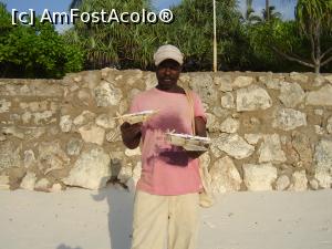 [P22] Am ales sa cumpar de la acest artizan aceste replici ale barcilor traditionale de pescari. Din lemn de mango. Am negociat un pic pretul, nu mult, tocmai pentru a nu-i devaloriza munca. Simpatic Salomon.  » foto by nela b
 - 
<span class="allrVoted glyphicon glyphicon-heart hidden" id="av882661"></span>
<a class="m-l-10 hidden" id="sv882661" onclick="voting_Foto_DelVot(,882661,22360)" role="button">șterge vot <span class="glyphicon glyphicon-remove"></span></a>
<a id="v9882661" class=" c-red"  onclick="voting_Foto_SetVot(882661)" role="button"><span class="glyphicon glyphicon-heart-empty"></span> <b>LIKE</b> = Votează poza</a> <img class="hidden"  id="f882661W9" src="/imagini/loader.gif" border="0" /><span class="AjErrMes hidden" id="e882661ErM"></span>