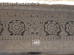 [P43] Cate flori sunt sculptate atatea familii locuiesc in casa respectiva. Lantul sculptat pe margine semnifica faptul ca se ocupau cu negotul de sclavi » foto by nela b
 - 
<span class="allrVoted glyphicon glyphicon-heart hidden" id="av882686"></span>
<a class="m-l-10 hidden" id="sv882686" onclick="voting_Foto_DelVot(,882686,22360)" role="button">șterge vot <span class="glyphicon glyphicon-remove"></span></a>
<a id="v9882686" class=" c-red"  onclick="voting_Foto_SetVot(882686)" role="button"><span class="glyphicon glyphicon-heart-empty"></span> <b>LIKE</b> = Votează poza</a> <img class="hidden"  id="f882686W9" src="/imagini/loader.gif" border="0" /><span class="AjErrMes hidden" id="e882686ErM"></span>