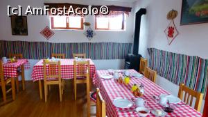 [P18] Detaliu din sala de mese (Pensiunea Nosztalgia) aranjată în stil tradițional. Ospitalitatea secuiască și delicioasele mâncăruri ardelenești sunt aici la ele acasă.  » foto by Lucien
 - 
<span class="allrVoted glyphicon glyphicon-heart hidden" id="av890417"></span>
<a class="m-l-10 hidden" id="sv890417" onclick="voting_Foto_DelVot(,890417,22515)" role="button">șterge vot <span class="glyphicon glyphicon-remove"></span></a>
<a id="v9890417" class=" c-red"  onclick="voting_Foto_SetVot(890417)" role="button"><span class="glyphicon glyphicon-heart-empty"></span> <b>LIKE</b> = Votează poza</a> <img class="hidden"  id="f890417W9" src="/imagini/loader.gif" border="0" /><span class="AjErrMes hidden" id="e890417ErM"></span>
