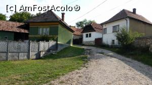 [P02] Am ajuns aproape de ”căsuța noastră” (Casa Zabos) și anume clădirea albă din mijloc, fără etaj.  » foto by Lucien
 - 
<span class="allrVoted glyphicon glyphicon-heart hidden" id="av890401"></span>
<a class="m-l-10 hidden" id="sv890401" onclick="voting_Foto_DelVot(,890401,22515)" role="button">șterge vot <span class="glyphicon glyphicon-remove"></span></a>
<a id="v9890401" class=" c-red"  onclick="voting_Foto_SetVot(890401)" role="button"><span class="glyphicon glyphicon-heart-empty"></span> <b>LIKE</b> = Votează poza</a> <img class="hidden"  id="f890401W9" src="/imagini/loader.gif" border="0" /><span class="AjErrMes hidden" id="e890401ErM"></span>