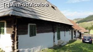 [P06] Detaliu din curtea Casei Zabos. În stânga, prima casă este cea istorică, de iobagi, datând din 1749! (refăcută în 2008-2010). Urmează Casa Zabos și poarta de lemn. În fundal se văd Colții Trascăului (Piatra Secuiului)  » foto by Lucien
 - 
<span class="allrVoted glyphicon glyphicon-heart hidden" id="av890405"></span>
<a class="m-l-10 hidden" id="sv890405" onclick="voting_Foto_DelVot(,890405,22515)" role="button">șterge vot <span class="glyphicon glyphicon-remove"></span></a>
<a id="v9890405" class=" c-red"  onclick="voting_Foto_SetVot(890405)" role="button"><span class="glyphicon glyphicon-heart-empty"></span> <b>LIKE</b> = Votează poza</a> <img class="hidden"  id="f890405W9" src="/imagini/loader.gif" border="0" /><span class="AjErrMes hidden" id="e890405ErM"></span>
