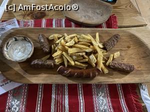 [P18] Restaurant Satu Muscelean - mici şi cârnaţi cu cartofi prăjiţi şi mujdei » foto by nicole33
 - 
<span class="allrVoted glyphicon glyphicon-heart hidden" id="av1337567"></span>
<a class="m-l-10 hidden" id="sv1337567" onclick="voting_Foto_DelVot(,1337567,22572)" role="button">șterge vot <span class="glyphicon glyphicon-remove"></span></a>
<a id="v91337567" class=" c-red"  onclick="voting_Foto_SetVot(1337567)" role="button"><span class="glyphicon glyphicon-heart-empty"></span> <b>LIKE</b> = Votează poza</a> <img class="hidden"  id="f1337567W9" src="/imagini/loader.gif" border="0" /><span class="AjErrMes hidden" id="e1337567ErM"></span>