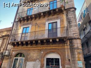 P03 [OCT-2022] Clădirea în care se află Casa Desirè, balconul de la etajul unu a fost al nostru, ușa din stânga e de la bucătărie, dreapta-dormitor.