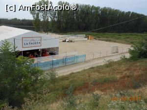 [P17] Faleza Dunării - De sus, vedere spre Club & Lounge 'La Faleză' și terenul de sport pe nisip.  » foto by iulianic
 - 
<span class="allrVoted glyphicon glyphicon-heart hidden" id="av898221"></span>
<a class="m-l-10 hidden" id="sv898221" onclick="voting_Foto_DelVot(,898221,22667)" role="button">șterge vot <span class="glyphicon glyphicon-remove"></span></a>
<a id="v9898221" class=" c-red"  onclick="voting_Foto_SetVot(898221)" role="button"><span class="glyphicon glyphicon-heart-empty"></span> <b>LIKE</b> = Votează poza</a> <img class="hidden"  id="f898221W9" src="/imagini/loader.gif" border="0" /><span class="AjErrMes hidden" id="e898221ErM"></span>
