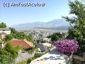 [P25] Panorama orașului Gjirokastër văzută de la conac » foto by crismis
 - 
<span class="allrVoted glyphicon glyphicon-heart hidden" id="av899786"></span>
<a class="m-l-10 hidden" id="sv899786" onclick="voting_Foto_DelVot(,899786,22708)" role="button">șterge vot <span class="glyphicon glyphicon-remove"></span></a>
<a id="v9899786" class=" c-red"  onclick="voting_Foto_SetVot(899786)" role="button"><span class="glyphicon glyphicon-heart-empty"></span> <b>LIKE</b> = Votează poza</a> <img class="hidden"  id="f899786W9" src="/imagini/loader.gif" border="0" /><span class="AjErrMes hidden" id="e899786ErM"></span>