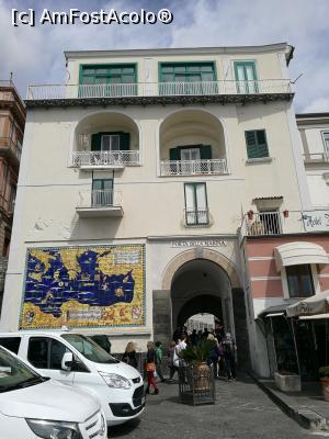 [P02] Amalfi, din nou; Porta Marina, intrarea în orașul vechi; undeva în dreapta e stația pentru Ravello » foto by crismis
 - 
<span class="allrVoted glyphicon glyphicon-heart hidden" id="av962117"></span>
<a class="m-l-10 hidden" id="sv962117" onclick="voting_Foto_DelVot(,962117,22822)" role="button">șterge vot <span class="glyphicon glyphicon-remove"></span></a>
<a id="v9962117" class=" c-red"  onclick="voting_Foto_SetVot(962117)" role="button"><span class="glyphicon glyphicon-heart-empty"></span> <b>LIKE</b> = Votează poza</a> <img class="hidden"  id="f962117W9" src="/imagini/loader.gif" border="0" /><span class="AjErrMes hidden" id="e962117ErM"></span>