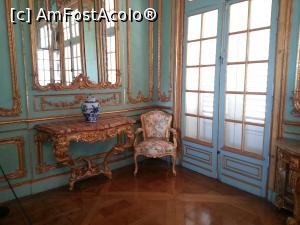 [P15] Mobilier rococo din castel » foto by Radu Tudoran
 - 
<span class="allrVoted glyphicon glyphicon-heart hidden" id="av910893"></span>
<a class="m-l-10 hidden" id="sv910893" onclick="voting_Foto_DelVot(,910893,22849)" role="button">șterge vot <span class="glyphicon glyphicon-remove"></span></a>
<a id="v9910893" class=" c-red"  onclick="voting_Foto_SetVot(910893)" role="button"><span class="glyphicon glyphicon-heart-empty"></span> <b>LIKE</b> = Votează poza</a> <img class="hidden"  id="f910893W9" src="/imagini/loader.gif" border="0" /><span class="AjErrMes hidden" id="e910893ErM"></span>