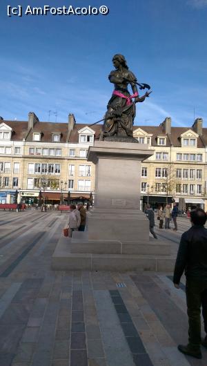 [P06] Statuia lui Jeanne Hachette, salvatoarea orasului, in piata centrala. In plan secund este primaria Beauvais » foto by arcrom
 - 
<span class="allrVoted glyphicon glyphicon-heart hidden" id="av913150"></span>
<a class="m-l-10 hidden" id="sv913150" onclick="voting_Foto_DelVot(,913150,22887)" role="button">șterge vot <span class="glyphicon glyphicon-remove"></span></a>
<a id="v9913150" class=" c-red"  onclick="voting_Foto_SetVot(913150)" role="button"><span class="glyphicon glyphicon-heart-empty"></span> <b>LIKE</b> = Votează poza</a> <img class="hidden"  id="f913150W9" src="/imagini/loader.gif" border="0" /><span class="AjErrMes hidden" id="e913150ErM"></span>