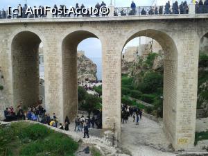 [P18] Podul cu arcade Monachile Lama. Pe dedesubtul lui am ajuns la golful cu același nume, pe deasupra am mers către Monumentul lui Domenico Modugno. De aici și din golf am avut senzația că ne uităm la tablouri.  » foto by Aurici
 - 
<span class="allrVoted glyphicon glyphicon-heart hidden" id="av736355"></span>
<a class="m-l-10 hidden" id="sv736355" onclick="voting_Foto_DelVot(,736355,22941)" role="button">șterge vot <span class="glyphicon glyphicon-remove"></span></a>
<a id="v9736355" class=" c-red"  onclick="voting_Foto_SetVot(736355)" role="button"><span class="glyphicon glyphicon-heart-empty"></span> <b>LIKE</b> = Votează poza</a> <img class="hidden"  id="f736355W9" src="/imagini/loader.gif" border="0" /><span class="AjErrMes hidden" id="e736355ErM"></span>