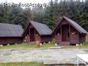 [P17] Cabana Izvorul Muntelui, Ceahlău, căsuțe, în curte, spate stânga, după Vila Piatra cu Apă » foto by danaeldreny*
 - 
<span class="allrVoted glyphicon glyphicon-heart hidden" id="av917819"></span>
<a class="m-l-10 hidden" id="sv917819" onclick="voting_Foto_DelVot(,917819,22957)" role="button">șterge vot <span class="glyphicon glyphicon-remove"></span></a>
<a id="v9917819" class=" c-red"  onclick="voting_Foto_SetVot(917819)" role="button"><span class="glyphicon glyphicon-heart-empty"></span> <b>LIKE</b> = Votează poza</a> <img class="hidden"  id="f917819W9" src="/imagini/loader.gif" border="0" /><span class="AjErrMes hidden" id="e917819ErM"></span>