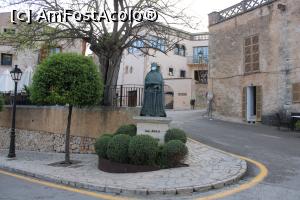 [P20] Mallorca, Sineu, Coborâm spre Plaça es Fossar, Regele Iacob II (Jaume al II-lea) de Mallorca ne întâmpină, avea masca doar pe gură » foto by mprofeanu
 - 
<span class="allrVoted glyphicon glyphicon-heart hidden" id="av1318775"></span>
<a class="m-l-10 hidden" id="sv1318775" onclick="voting_Foto_DelVot(,1318775,23018)" role="button">șterge vot <span class="glyphicon glyphicon-remove"></span></a>
<a id="v91318775" class=" c-red"  onclick="voting_Foto_SetVot(1318775)" role="button"><span class="glyphicon glyphicon-heart-empty"></span> <b>LIKE</b> = Votează poza</a> <img class="hidden"  id="f1318775W9" src="/imagini/loader.gif" border="0" /><span class="AjErrMes hidden" id="e1318775ErM"></span>