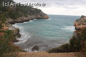 [P43] Mallorca, Cala Deià văzută de sus de pe poteca ce pleacă din dreapta drumului numită „Camino de los Pintores” ce merge la Port de Soller » foto by mprofeanu
 - 
<span class="allrVoted glyphicon glyphicon-heart hidden" id="av1321209"></span>
<a class="m-l-10 hidden" id="sv1321209" onclick="voting_Foto_DelVot(,1321209,23018)" role="button">șterge vot <span class="glyphicon glyphicon-remove"></span></a>
<a id="v91321209" class=" c-red"  onclick="voting_Foto_SetVot(1321209)" role="button"><span class="glyphicon glyphicon-heart-empty"></span> <b>LIKE</b> = Votează poza</a> <img class="hidden"  id="f1321209W9" src="/imagini/loader.gif" border="0" /><span class="AjErrMes hidden" id="e1321209ErM"></span>