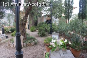 [P53] Mallorca, Satul Deià, Cimitirul și jos lângă cei doi turiști printre plante, bine ascunsă este placa simplă de la Mormântul scritorului Robert Graves » foto by mprofeanu
 - 
<span class="allrVoted glyphicon glyphicon-heart hidden" id="av1321219"></span>
<a class="m-l-10 hidden" id="sv1321219" onclick="voting_Foto_DelVot(,1321219,23018)" role="button">șterge vot <span class="glyphicon glyphicon-remove"></span></a>
<a id="v91321219" class=" c-red"  onclick="voting_Foto_SetVot(1321219)" role="button"><span class="glyphicon glyphicon-heart-empty"></span> <b>LIKE</b> = Votează poza</a> <img class="hidden"  id="f1321219W9" src="/imagini/loader.gif" border="0" /><span class="AjErrMes hidden" id="e1321219ErM"></span>