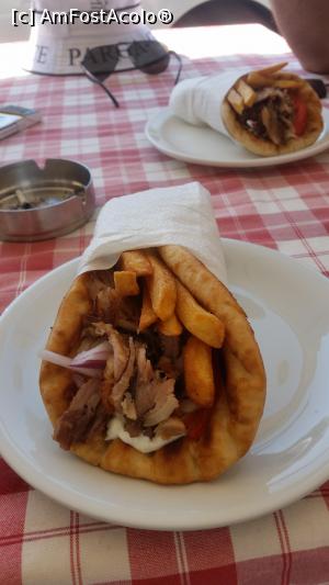 P15 [JUN-2017] Cel mai bun gyros vis a vis de plaja Kryoneri! 2,8euro! 