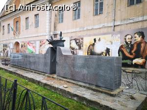 [P10] Fosta Școală Militară și monumentul din fața ei » foto by crismis
 - 
<span class="allrVoted glyphicon glyphicon-heart hidden" id="av1207737"></span>
<a class="m-l-10 hidden" id="sv1207737" onclick="voting_Foto_DelVot(,1207737,23063)" role="button">șterge vot <span class="glyphicon glyphicon-remove"></span></a>
<a id="v91207737" class=" c-red"  onclick="voting_Foto_SetVot(1207737)" role="button"><span class="glyphicon glyphicon-heart-empty"></span> <b>LIKE</b> = Votează poza</a> <img class="hidden"  id="f1207737W9" src="/imagini/loader.gif" border="0" /><span class="AjErrMes hidden" id="e1207737ErM"></span>