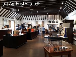 [P34] Shop-ul distileriei Glenfiddich. Greu sa te apropii de ceva.  » foto by Aurici
 - 
<span class="allrVoted glyphicon glyphicon-heart hidden" id="av924925"></span>
<a class="m-l-10 hidden" id="sv924925" onclick="voting_Foto_DelVot(,924925,23094)" role="button">șterge vot <span class="glyphicon glyphicon-remove"></span></a>
<a id="v9924925" class=" c-red"  onclick="voting_Foto_SetVot(924925)" role="button"><span class="glyphicon glyphicon-heart-empty"></span> <b>LIKE</b> = Votează poza</a> <img class="hidden"  id="f924925W9" src="/imagini/loader.gif" border="0" /><span class="AjErrMes hidden" id="e924925ErM"></span>