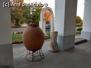 [P15] În fața muzeului Vasile Pârvan, câteva piese expuse.  » foto by maryka
 - 
<span class="allrVoted glyphicon glyphicon-heart hidden" id="av1019496"></span>
<a class="m-l-10 hidden" id="sv1019496" onclick="voting_Foto_DelVot(,1019496,23117)" role="button">șterge vot <span class="glyphicon glyphicon-remove"></span></a>
<a id="v91019496" class=" c-red"  onclick="voting_Foto_SetVot(1019496)" role="button"><span class="glyphicon glyphicon-heart-empty"></span> <b>LIKE</b> = Votează poza</a> <img class="hidden"  id="f1019496W9" src="/imagini/loader.gif" border="0" /><span class="AjErrMes hidden" id="e1019496ErM"></span>