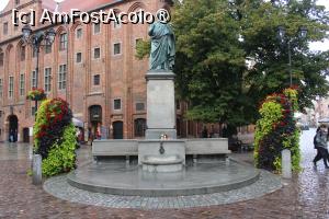 [P52] Toruń, Rynek Staromiejski - Piața Orașului Vechi, Pomnik Mikołaja Kopernika w Toruniu - Monumentul lui Nicolaus Copernic din Toruń » foto by mprofeanu
 - 
<span class="allrVoted glyphicon glyphicon-heart hidden" id="av1399002"></span>
<a class="m-l-10 hidden" id="sv1399002" onclick="voting_Foto_DelVot(,1399002,23133)" role="button">șterge vot <span class="glyphicon glyphicon-remove"></span></a>
<a id="v91399002" class=" c-red"  onclick="voting_Foto_SetVot(1399002)" role="button"><span class="glyphicon glyphicon-heart-empty"></span> <b>LIKE</b> = Votează poza</a> <img class="hidden"  id="f1399002W9" src="/imagini/loader.gif" border="0" /><span class="AjErrMes hidden" id="e1399002ErM"></span>