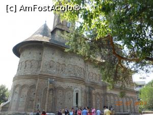 [P18] Biserica fortificată 'Precista' - Galați. Grup de nuntași în umbra zidurilor.  » foto by iulianic
 - 
<span class="allrVoted glyphicon glyphicon-heart hidden" id="av929878"></span>
<a class="m-l-10 hidden" id="sv929878" onclick="voting_Foto_DelVot(,929878,23228)" role="button">șterge vot <span class="glyphicon glyphicon-remove"></span></a>
<a id="v9929878" class=" c-red"  onclick="voting_Foto_SetVot(929878)" role="button"><span class="glyphicon glyphicon-heart-empty"></span> <b>LIKE</b> = Votează poza</a> <img class="hidden"  id="f929878W9" src="/imagini/loader.gif" border="0" /><span class="AjErrMes hidden" id="e929878ErM"></span>