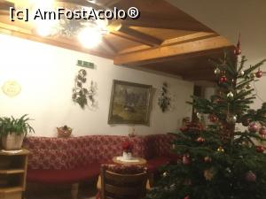 [P10] Hotel Lanthalerhof - Si aceasta este zona de lobby unde ma pozitionam la aceasta masa daca nu aveam viteza buna la net (ca acum cand incarc poze), dezavantaj ca simteam racoare cand se iesea/intra pe usa, dar mai ales cand erau duse bunataturi in salonul mic.  » foto by mishu
 - 
<span class="allrVoted glyphicon glyphicon-heart hidden" id="av932470"></span>
<a class="m-l-10 hidden" id="sv932470" onclick="voting_Foto_DelVot(,932470,23250)" role="button">șterge vot <span class="glyphicon glyphicon-remove"></span></a>
<a id="v9932470" class=" c-red"  onclick="voting_Foto_SetVot(932470)" role="button"><span class="glyphicon glyphicon-heart-empty"></span> <b>LIKE</b> = Votează poza</a> <img class="hidden"  id="f932470W9" src="/imagini/loader.gif" border="0" /><span class="AjErrMes hidden" id="e932470ErM"></span>