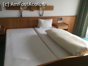 [P16] Hotel Lanthalerhof - Va mai arat o data patul, asa il gasesc in fiecare zi la intoarcerea acasa (si apropo, zilele acestea chiar nu am vrut sa plec de acasa pana nu bateau fetele la usa sa le spun ca nu am nevoie de nimic, aveau si ele nevoie sa termine mai repede si sa plece).  » foto by mishu
 - 
<span class="allrVoted glyphicon glyphicon-heart hidden" id="av932476"></span>
<a class="m-l-10 hidden" id="sv932476" onclick="voting_Foto_DelVot(,932476,23250)" role="button">șterge vot <span class="glyphicon glyphicon-remove"></span></a>
<a id="v9932476" class=" c-red"  onclick="voting_Foto_SetVot(932476)" role="button"><span class="glyphicon glyphicon-heart-empty"></span> <b>LIKE</b> = Votează poza</a> <img class="hidden"  id="f932476W9" src="/imagini/loader.gif" border="0" /><span class="AjErrMes hidden" id="e932476ErM"></span>