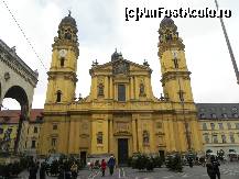 [P24] Frumoasa clădire barocă a Theatinerkirche. În stînga, se vede un colț din Feldherrnhalle, un soi de „Galeria Eroilor”, o loggie care adăpostește statuile unor personaje istorice bavareze (seamănă cu cea de lîngă Signoria din Florența)  » foto by abancor
 - 
<span class="allrVoted glyphicon glyphicon-heart hidden" id="av408568"></span>
<a class="m-l-10 hidden" id="sv408568" onclick="voting_Foto_DelVot(,408568,23259)" role="button">șterge vot <span class="glyphicon glyphicon-remove"></span></a>
<a id="v9408568" class=" c-red"  onclick="voting_Foto_SetVot(408568)" role="button"><span class="glyphicon glyphicon-heart-empty"></span> <b>LIKE</b> = Votează poza</a> <img class="hidden"  id="f408568W9" src="/imagini/loader.gif" border="0" /><span class="AjErrMes hidden" id="e408568ErM"></span>