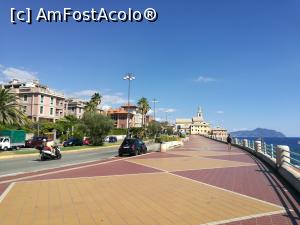 [P25] Pe faleza ce mărginește Corso Italia, chiar în dreptul hotelului nostru; în față, unde se vede biserica, începe Boccadasse (cam 10 minute de plimbare)  » foto by crismis
 - 
<span class="allrVoted glyphicon glyphicon-heart hidden" id="av933939"></span>
<a class="m-l-10 hidden" id="sv933939" onclick="voting_Foto_DelVot(,933939,23262)" role="button">șterge vot <span class="glyphicon glyphicon-remove"></span></a>
<a id="v9933939" class=" c-red"  onclick="voting_Foto_SetVot(933939)" role="button"><span class="glyphicon glyphicon-heart-empty"></span> <b>LIKE</b> = Votează poza</a> <img class="hidden"  id="f933939W9" src="/imagini/loader.gif" border="0" /><span class="AjErrMes hidden" id="e933939ErM"></span>