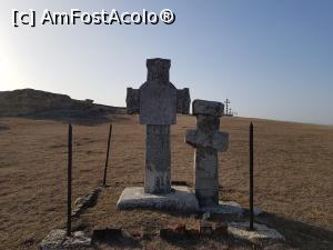 [P08] În vecinătatea ruinelor se află câteva cruci care amintesc de miile de ostași îngropați acolo în urmă cu peste un secol. » foto by Floryn81
 - 
<span class="allrVoted glyphicon glyphicon-heart hidden" id="av1220875"></span>
<a class="m-l-10 hidden" id="sv1220875" onclick="voting_Foto_DelVot(,1220875,23320)" role="button">șterge vot <span class="glyphicon glyphicon-remove"></span></a>
<a id="v91220875" class=" c-red"  onclick="voting_Foto_SetVot(1220875)" role="button"><span class="glyphicon glyphicon-heart-empty"></span> <b>LIKE</b> = Votează poza</a> <img class="hidden"  id="f1220875W9" src="/imagini/loader.gif" border="0" /><span class="AjErrMes hidden" id="e1220875ErM"></span>