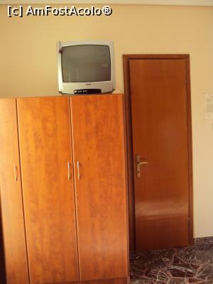 [P18] Dulapul de haine și televizorul, model vechi.  » foto by Carmen Ion
 - 
<span class="allrVoted glyphicon glyphicon-heart hidden" id="av939839"></span>
<a class="m-l-10 hidden" id="sv939839" onclick="voting_Foto_DelVot(,939839,23353)" role="button">șterge vot <span class="glyphicon glyphicon-remove"></span></a>
<a id="v9939839" class=" c-red"  onclick="voting_Foto_SetVot(939839)" role="button"><span class="glyphicon glyphicon-heart-empty"></span> <b>LIKE</b> = Votează poza</a> <img class="hidden"  id="f939839W9" src="/imagini/loader.gif" border="0" /><span class="AjErrMes hidden" id="e939839ErM"></span>
