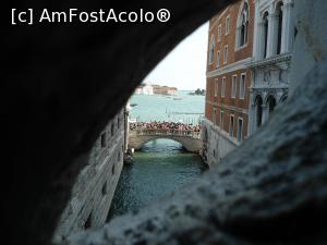 [P18] Palatul Dogilor Veneția. Imagine luată din Puntea Suspinelor. Se vede Ponte della Paglia și Marea. » foto by mihaelavoicu
 - 
<span class="allrVoted glyphicon glyphicon-heart hidden" id="av1173158"></span>
<a class="m-l-10 hidden" id="sv1173158" onclick="voting_Foto_DelVot(,1173158,23454)" role="button">șterge vot <span class="glyphicon glyphicon-remove"></span></a>
<a id="v91173158" class=" c-red"  onclick="voting_Foto_SetVot(1173158)" role="button"><span class="glyphicon glyphicon-heart-empty"></span> <b>LIKE</b> = Votează poza</a> <img class="hidden"  id="f1173158W9" src="/imagini/loader.gif" border="0" /><span class="AjErrMes hidden" id="e1173158ErM"></span>