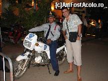 [P14] Asa cum scrie si pe motocicleta, domnul e de la politia pentru turisti. Constatare: singurii domni mai plinuti pe care i-am intalnit noi in Cambodgia a fost acest politist si cei din aeroport » foto by lizuk
 - 
<span class="allrVoted glyphicon glyphicon-heart hidden" id="av55052"></span>
<a class="m-l-10 hidden" id="sv55052" onclick="voting_Foto_DelVot(,55052,23583)" role="button">șterge vot <span class="glyphicon glyphicon-remove"></span></a>
<a id="v955052" class=" c-red"  onclick="voting_Foto_SetVot(55052)" role="button"><span class="glyphicon glyphicon-heart-empty"></span> <b>LIKE</b> = Votează poza</a> <img class="hidden"  id="f55052W9" src="/imagini/loader.gif" border="0" /><span class="AjErrMes hidden" id="e55052ErM"></span>