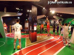 [P20] Sala sportivilor Madame Tussauds Singapore. Se vad si cativa turisti.  » foto by mprofeanu
 - 
<span class="allrVoted glyphicon glyphicon-heart hidden" id="av597804"></span>
<a class="m-l-10 hidden" id="sv597804" onclick="voting_Foto_DelVot(,597804,23598)" role="button">șterge vot <span class="glyphicon glyphicon-remove"></span></a>
<a id="v9597804" class=" c-red"  onclick="voting_Foto_SetVot(597804)" role="button"><span class="glyphicon glyphicon-heart-empty"></span> <b>LIKE</b> = Votează poza</a> <img class="hidden"  id="f597804W9" src="/imagini/loader.gif" border="0" /><span class="AjErrMes hidden" id="e597804ErM"></span>