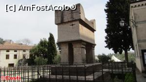 [P09] Mormântul lui Petrarca, în față la Chiesa di Santa Maria Assunta, din Arquà Petrarca » foto by Costi
 - 
<span class="allrVoted glyphicon glyphicon-heart hidden" id="av960957"></span>
<a class="m-l-10 hidden" id="sv960957" onclick="voting_Foto_DelVot(,960957,23664)" role="button">șterge vot <span class="glyphicon glyphicon-remove"></span></a>
<a id="v9960957" class=" c-red"  onclick="voting_Foto_SetVot(960957)" role="button"><span class="glyphicon glyphicon-heart-empty"></span> <b>LIKE</b> = Votează poza</a> <img class="hidden"  id="f960957W9" src="/imagini/loader.gif" border="0" /><span class="AjErrMes hidden" id="e960957ErM"></span>